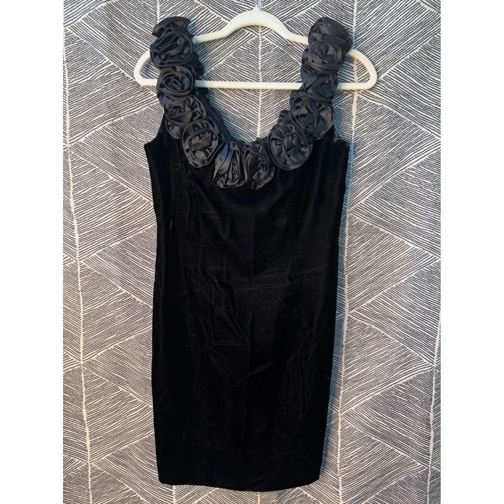 Vintage Black Velvet Cocktail Dress with satin rose appliqué Sz S‎